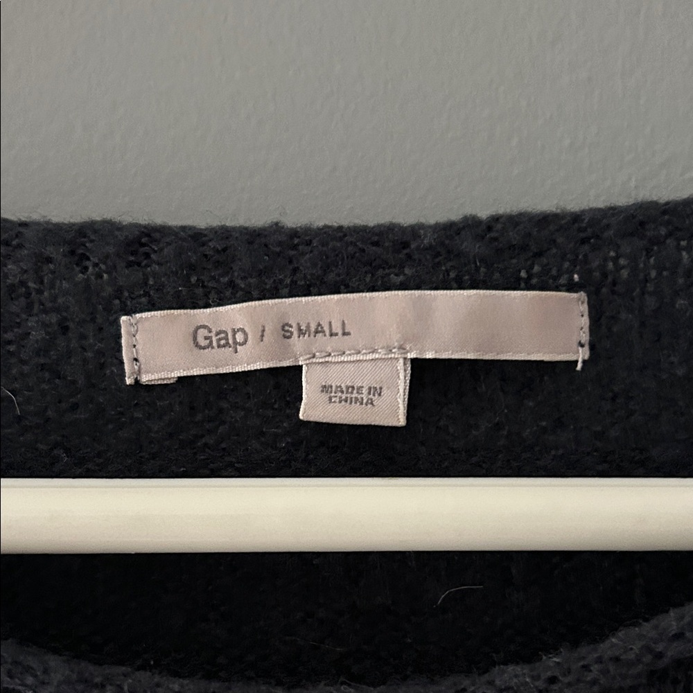GAP Women's Black and Cream Color Block Sweater - Picture 2 of 5
